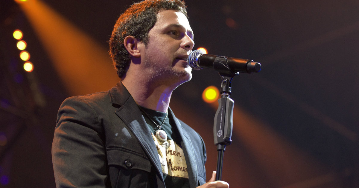 Alejandro Sanz coge el micrófono para dirigirse al público durante un concierto © Wikimedia Commons