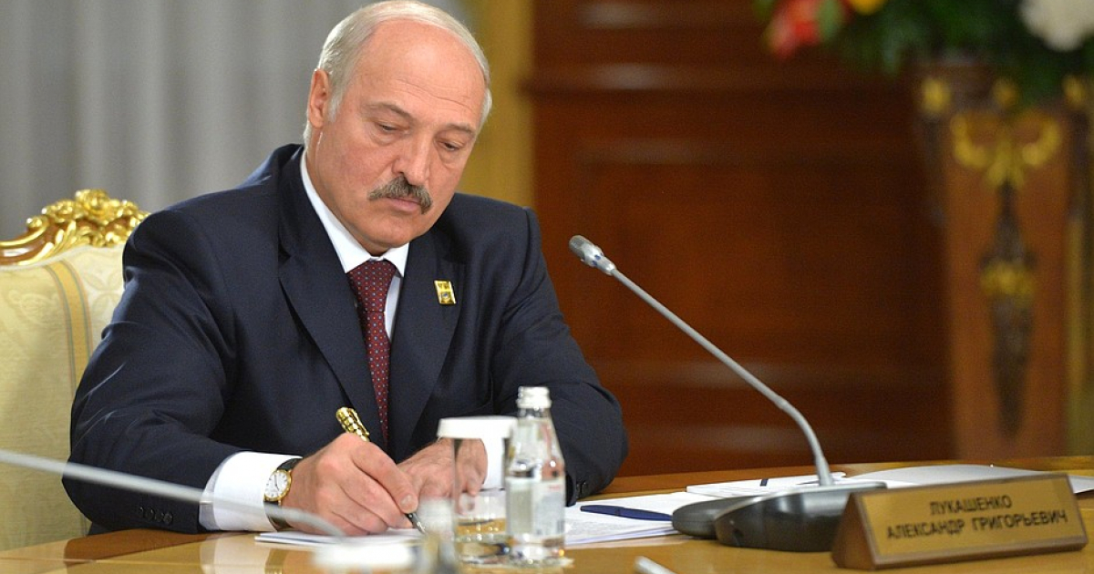 El presidente de Bielorrusia, Alexander Lukashenko, firmando documentos © Kremlin / Archivo
