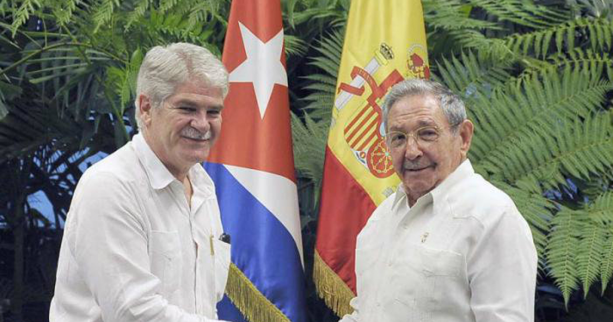 Raúl Castro estrechando la mano del canciller español Alfonso Dastis © Estudios Revolución