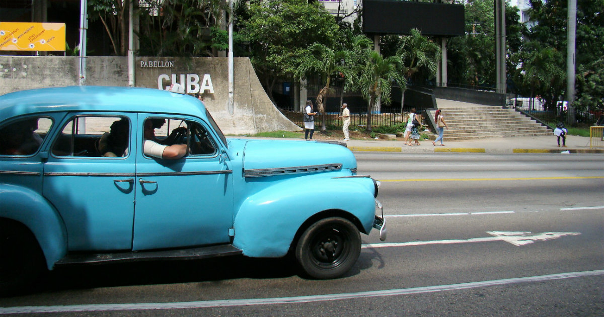 Almendrón circulando por las calles de La Habana © CiberCuba
