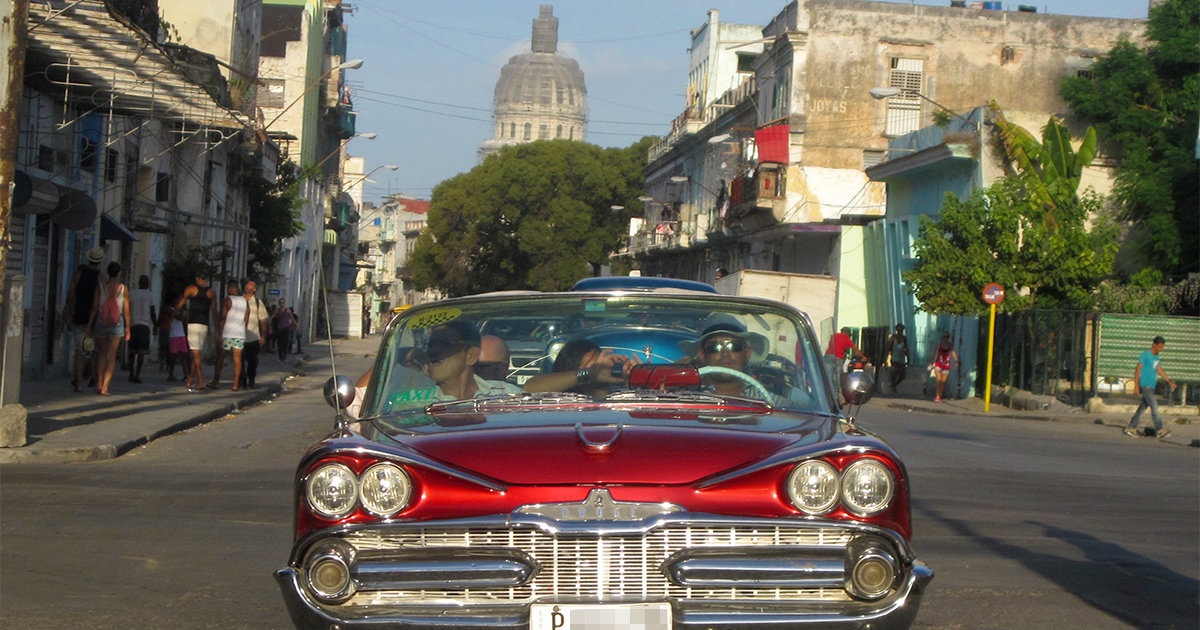Un 'almendrón' en La Habana Vieja. © CiberCuba