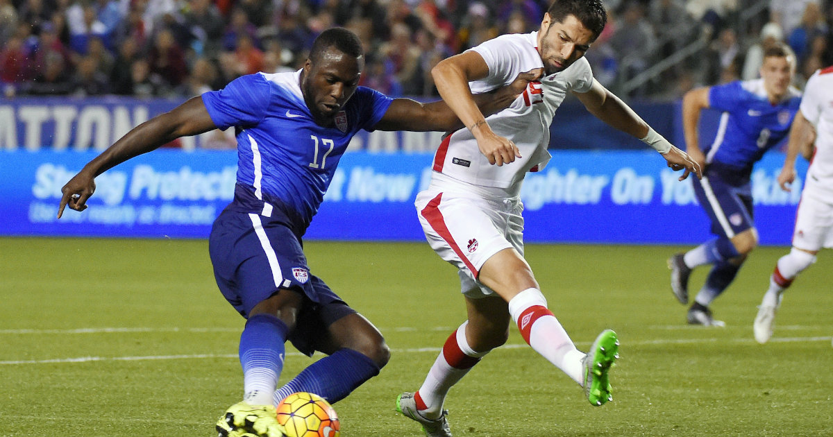 Altidore intenta zafarse del defensor cubano que extiende la pierna para presionar el balón © 