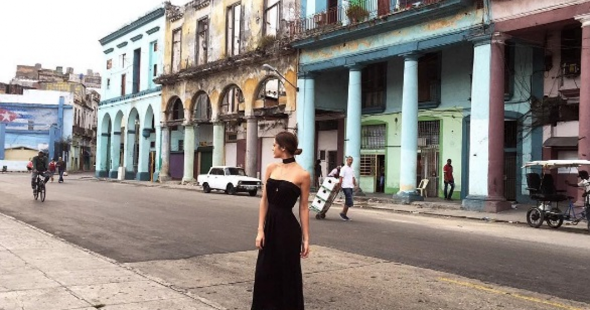 La modela Alyz Henrich posando en las calles de La Habana © Instagram / Alyz Henrich