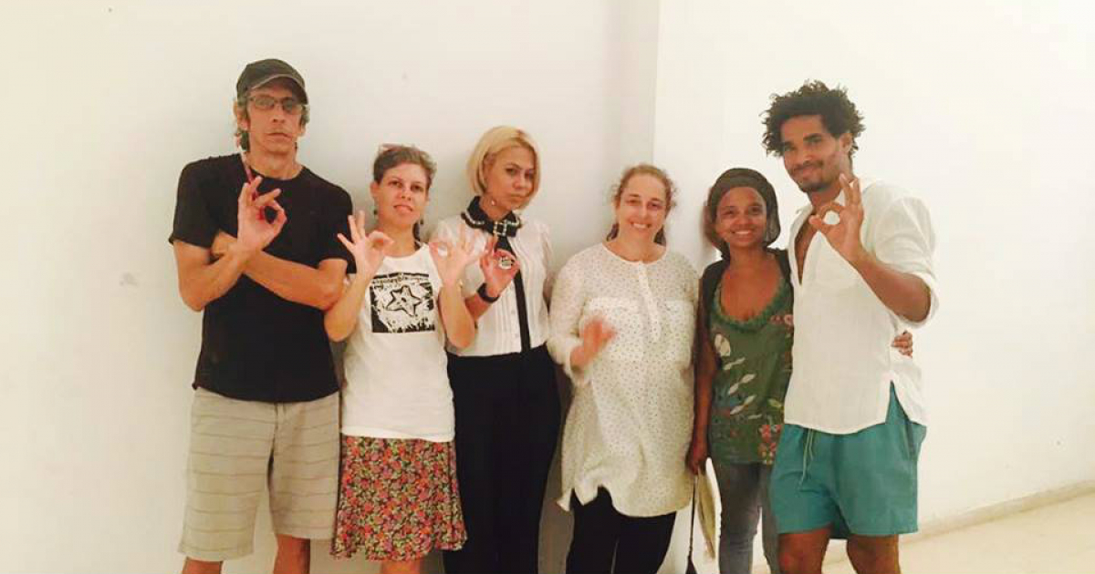 Artistas cubanos posando junto a Luis Manuel Otero, organizador de la Bienal © Facebook / Ana Olema