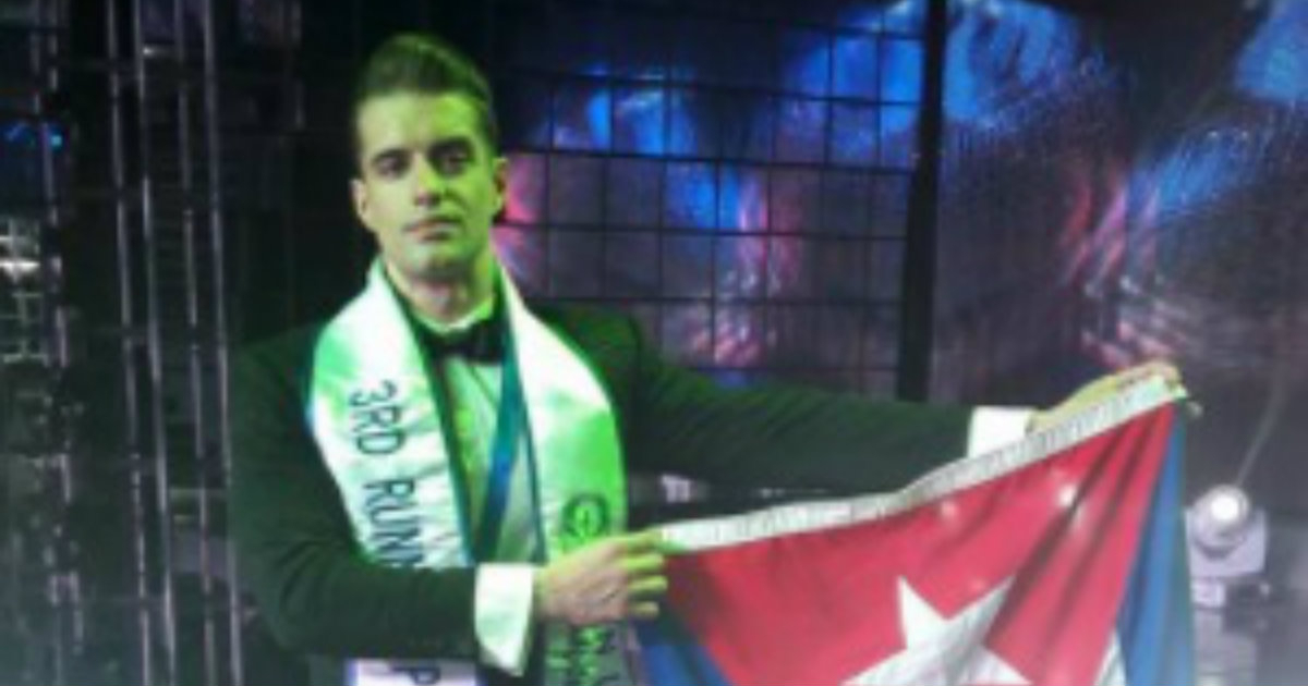 El modelo André Miguel Bernal posando con la bandera de Cuba. © Facebook / André Miguel Bernal