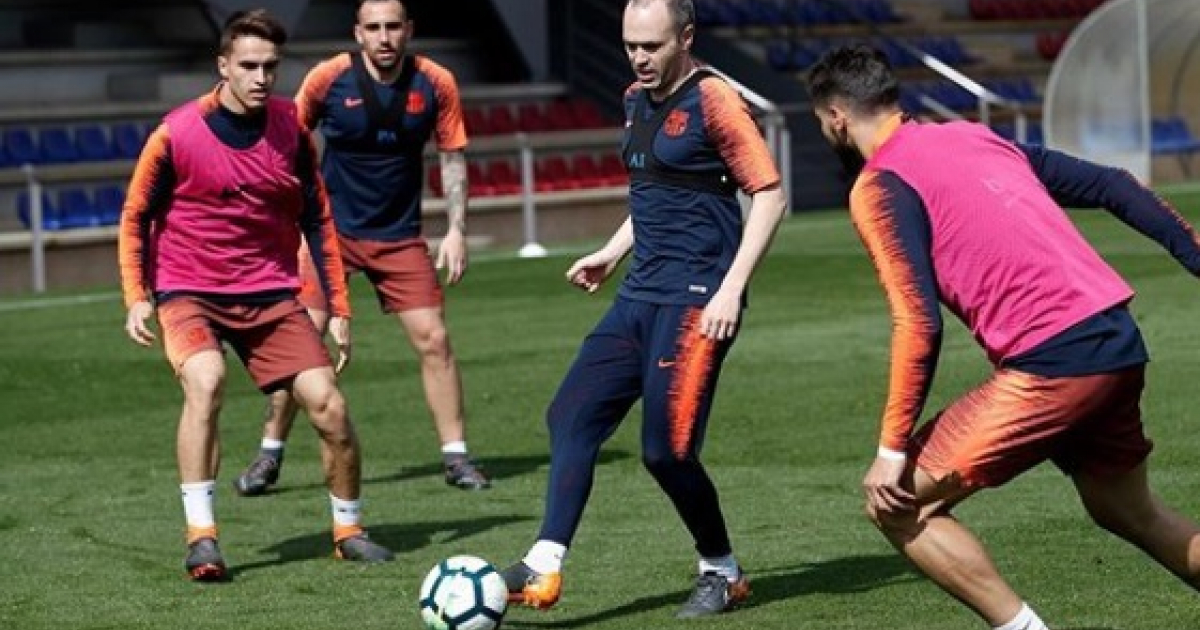 El azulgrana Andrés Iniesta toca el balón durante un rondo © Instagram / Andrés Iniesta