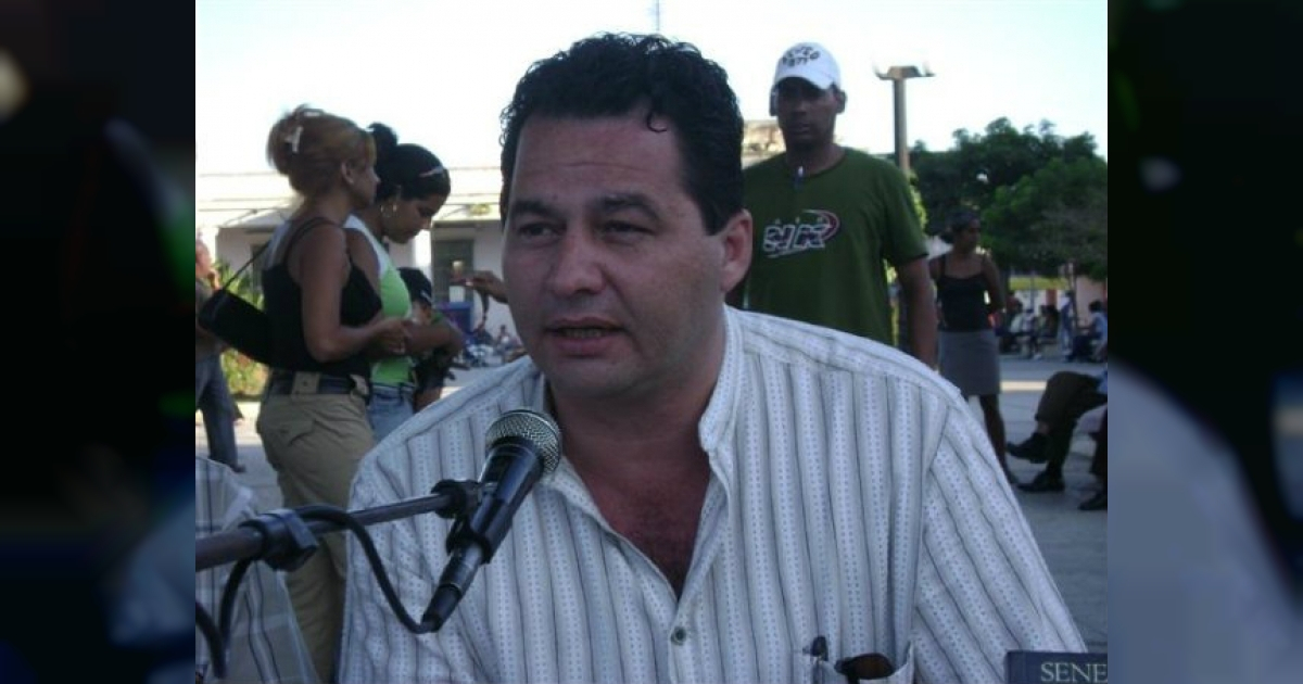 El escritor cubano Ángel Santiesteban durante una presentación en la calle © Facebook / Ángel Santiesteban