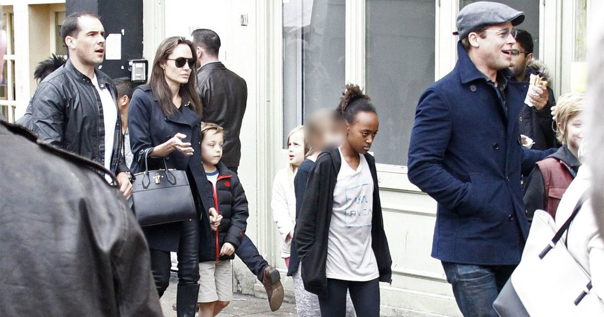 Brad Pitt y Angelina Jolie pasean por la calle con sus hijos © Telemundo