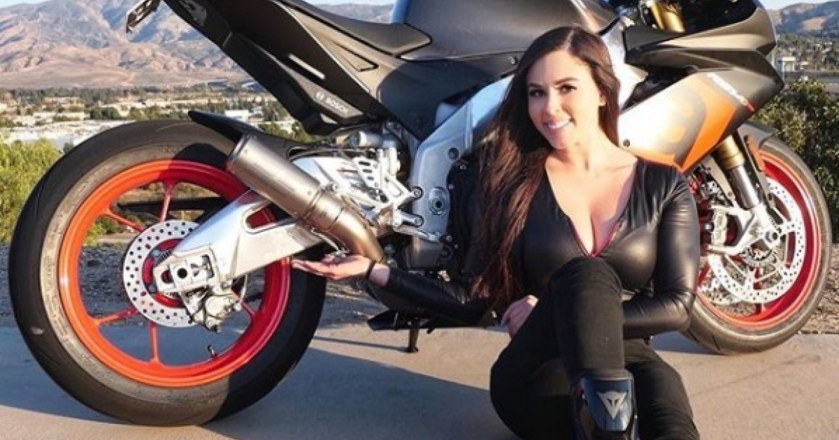 La motera Annette Carrion, posando con su moto en las redes sociales. © Instagram / Annette Carrion