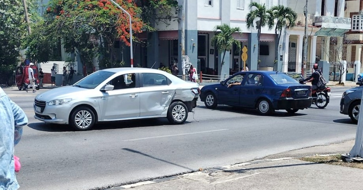 Mercedes sin licencia colisiona con auto del MINREX en El Vedado