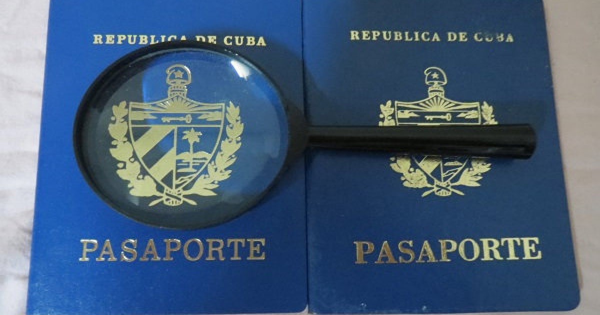 Imagen de pasaportes cubanos debajo de una lupa © La República