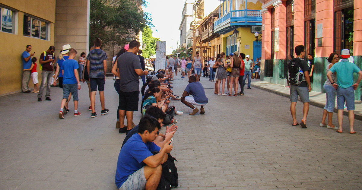 Cubanos navegando con sus celulares en una zona wifi de La Habana © CiberCuba