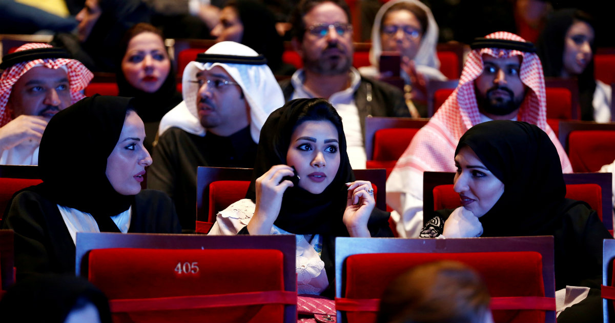 Jóvenes árabes ríen y hablan durante una conferencia © Reuters / Faisal Al Nasser