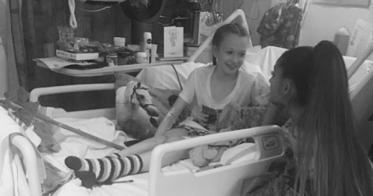 Ariana Grande junto a la joven víctima en un hospital de Manchester © Instagram / Ariana Grande