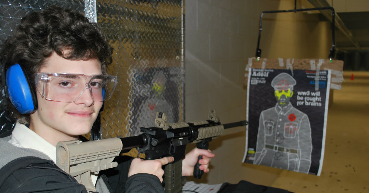 Joven estadounidense posando con un rifle en la mano © Flickr / Dick Clark