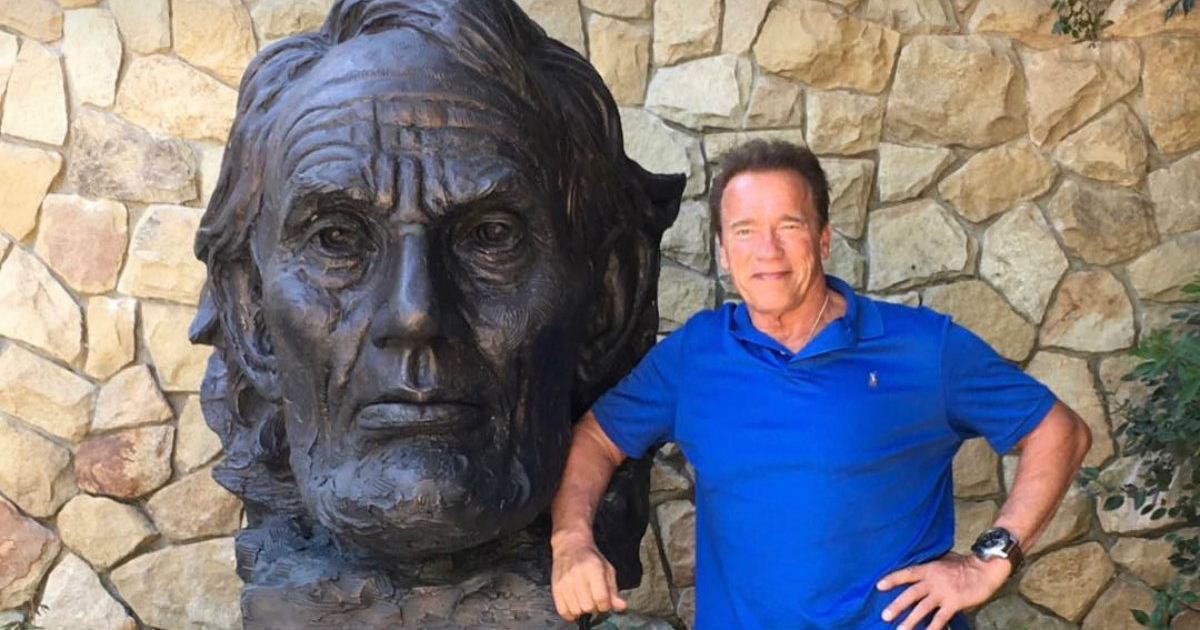 Arnold Schwarzenegger, junto a la estatua de Lincoln. © Arnold Schwarzenegger / Instagram