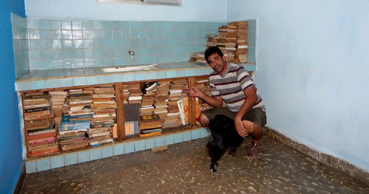 Cubano "salva" su más preciado tesoro: su colección de más de 5000 libros © Arnoldo Fernández/Facebook