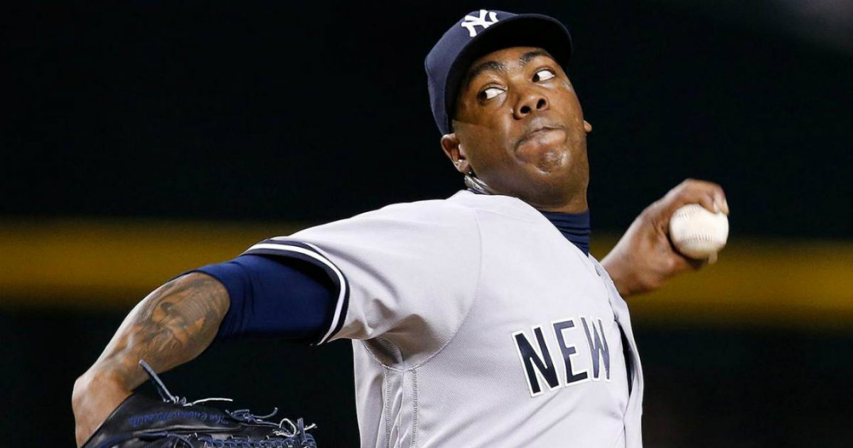 El pelotero cubano Aroldis Chapman lanzando con la camiseta de los Yanquis © Sports Illustrated