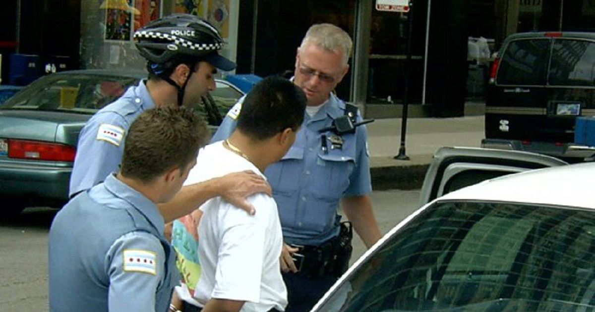 Latino arrestado en Chicago © Wikimedia Commons