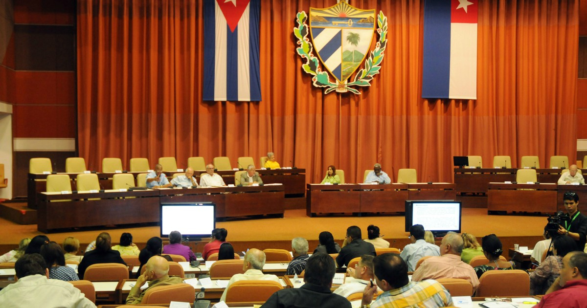 Varios diputados presentes en una de las sesiones de la Asamblea Nacional de Cuba © 