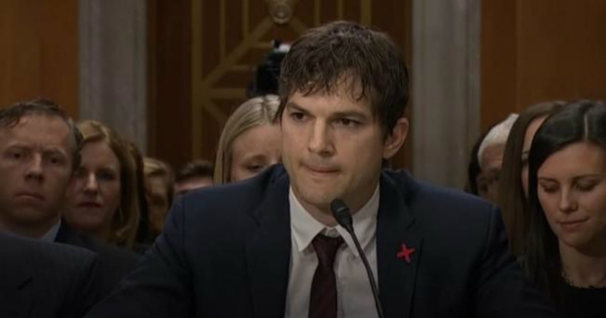 Ashton Kutcher durante su discurso en el Senado de Estados Unidos © Facebook / CNN