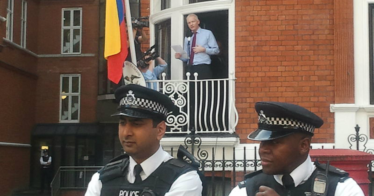Julian Assange en la Embajada de Ecuador en Londres © Wikimedia Commons