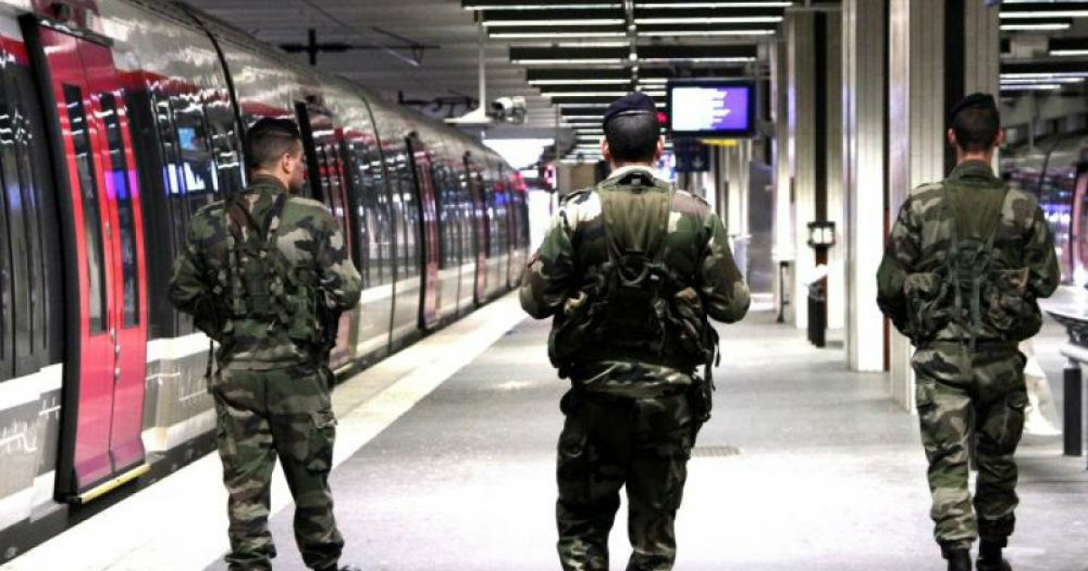 Militares franceses vigilando una estación de metro en París © Twitter / ‏ @LPLdirect