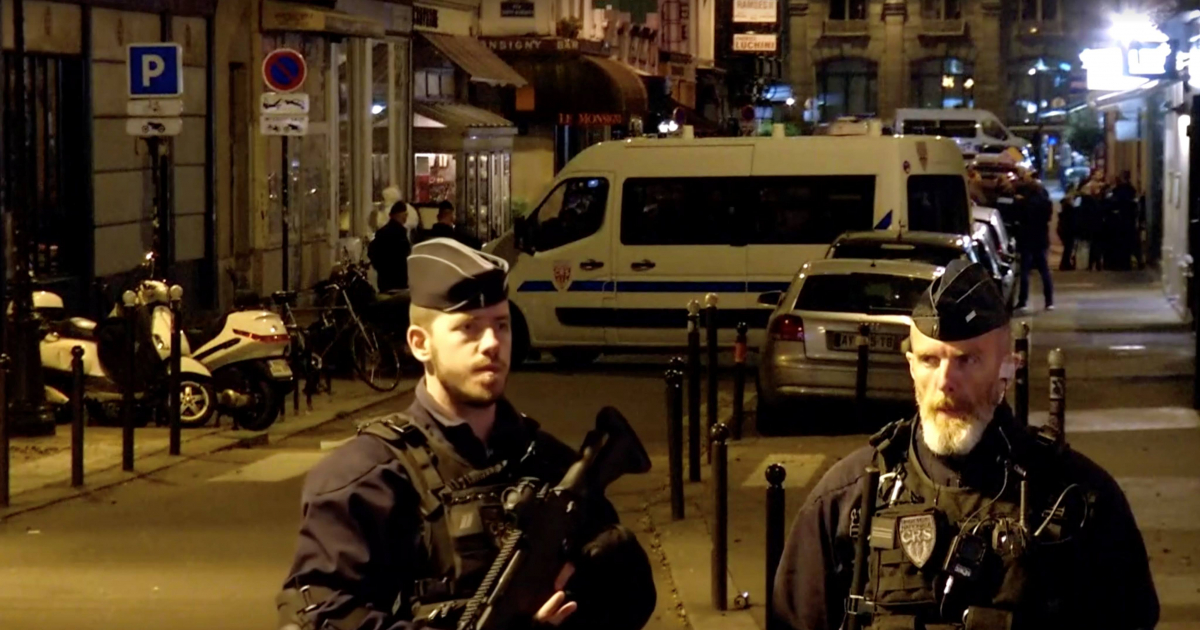 La policía francesa custodia el área donde se produjo un ataque en el centro de París © REUTERS/Reuters TV