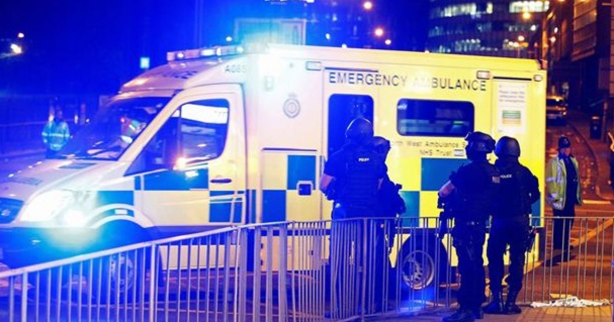 Policía británica vigilando los aledaños del Manchester Arena © El Español