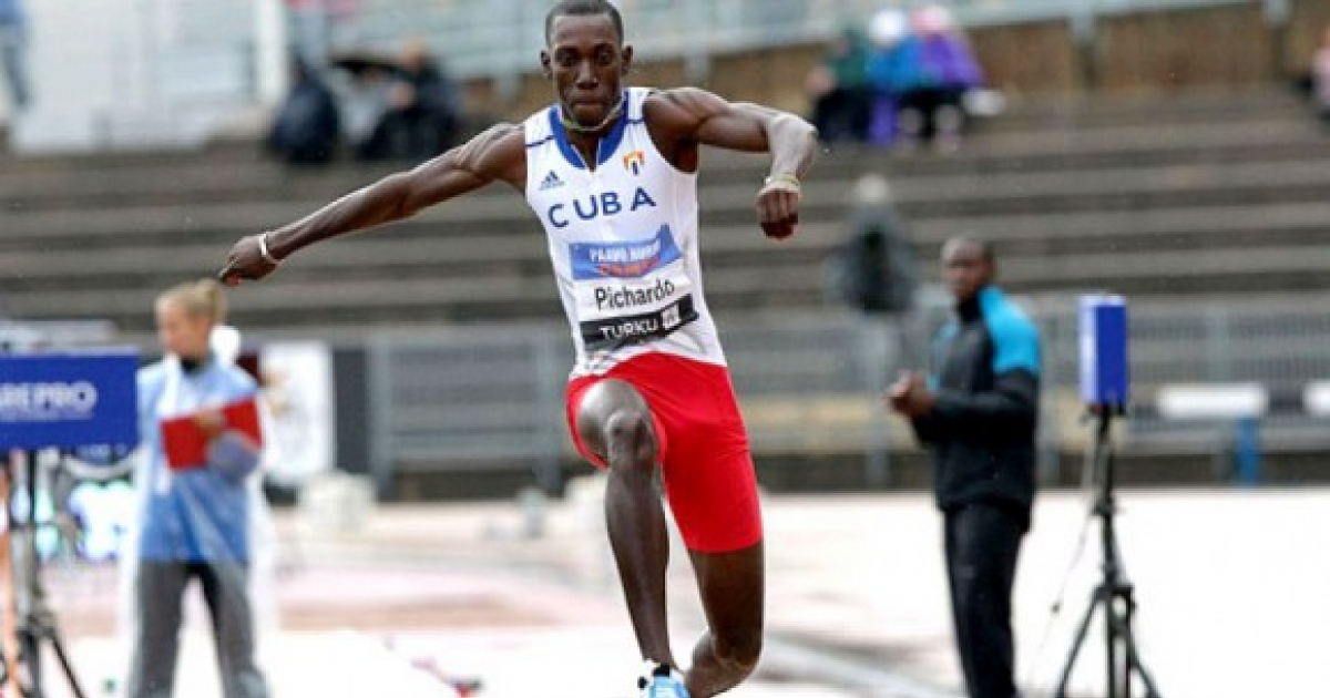 El atleta cubano Pichardo en pleno salto © Cubadebate