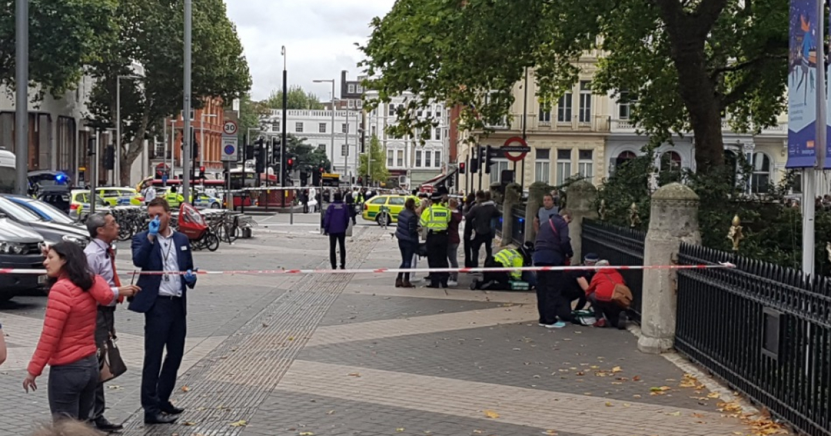 Autoridades policiales y sanitarias atendiendo a heridos en Londres © Twitter / @StefanoSutter 