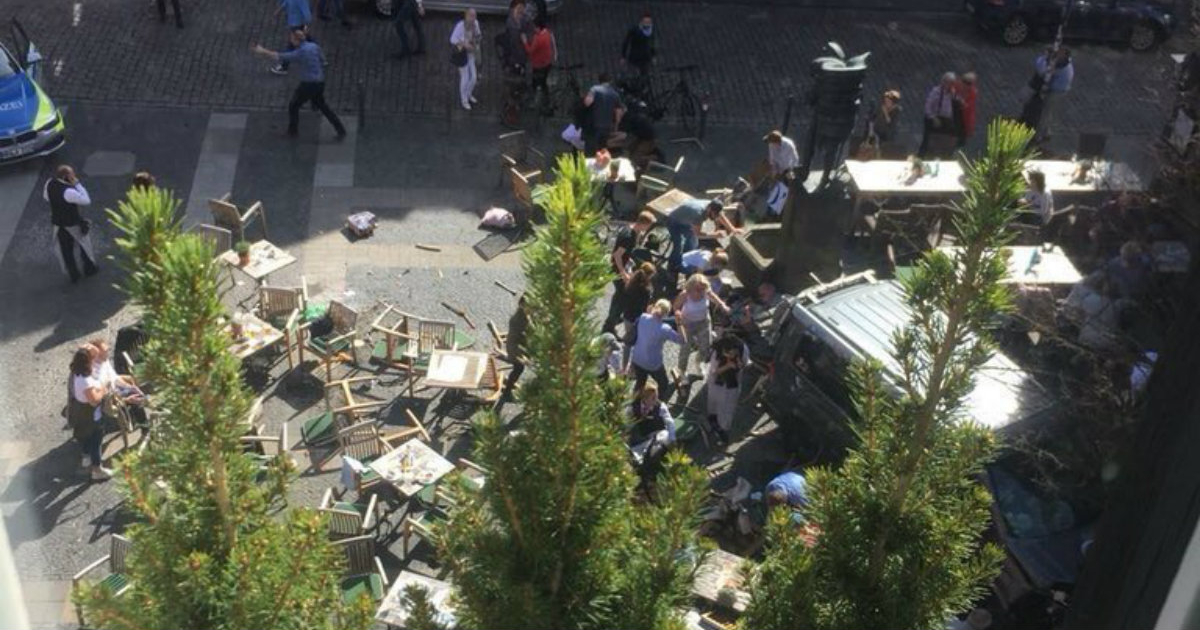 Una camioneta atropelló a las personas sentadas en esta terraza de Münster. © Anna / Twitter