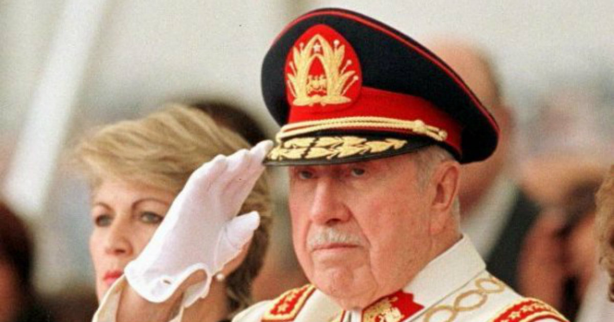 Augusto Pinochet en un protocolario saludo militar. © ABC Color