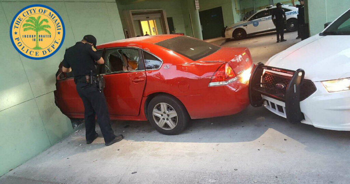 Escena del auto que se estrelló contra estación de Policía de Miami © Twitter / @MiamiPD 