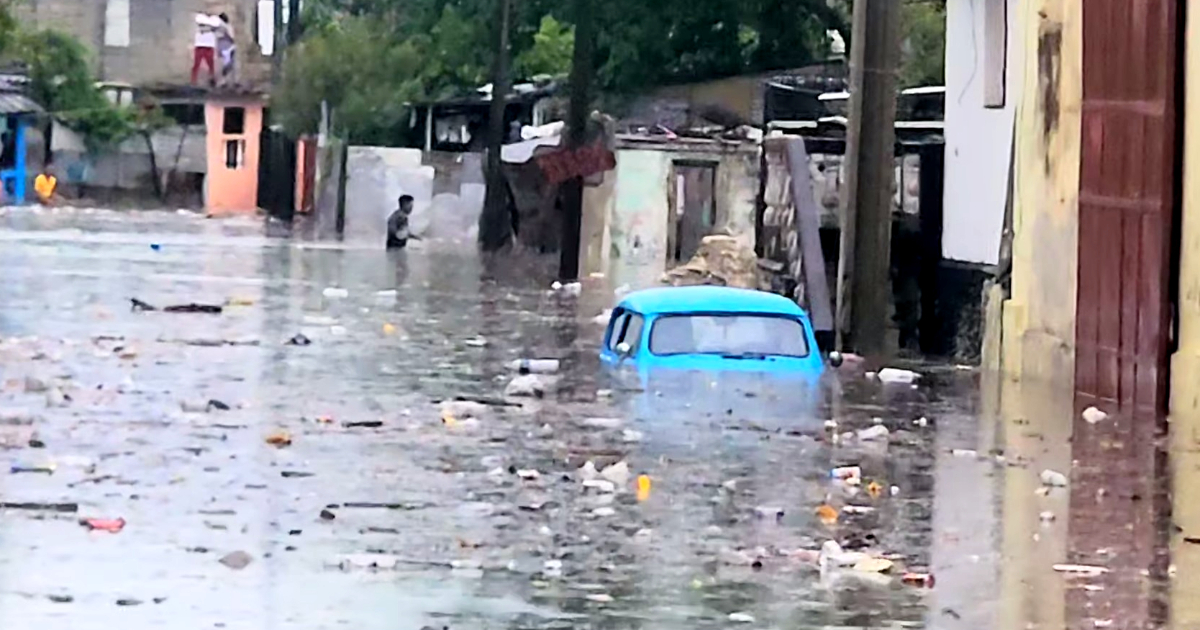Coche queda atrapado bajo el agua tras intensas lluvias en La Habana