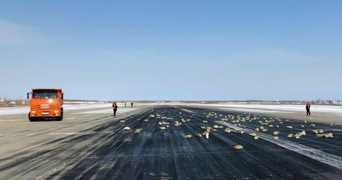 Lingotes de oro desparramados por la pista del aeropuerto Magan en Siberia © Twitter / @ru_rbc