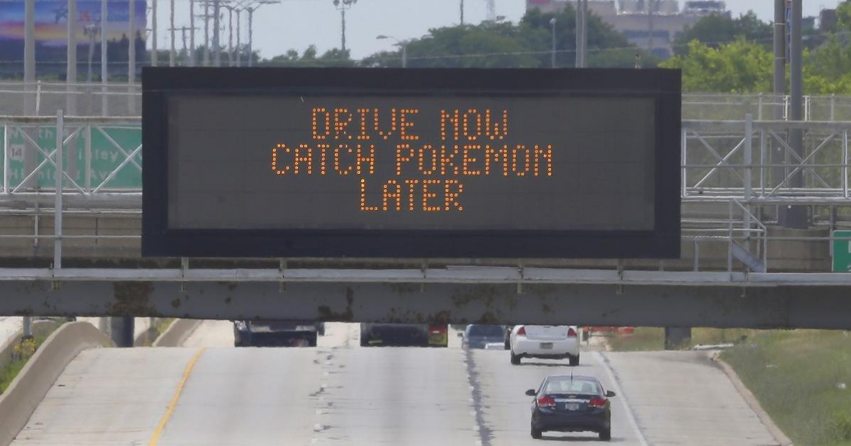  © Se estrella contra auto de policía porque... ¡venía jugando Pokemón!