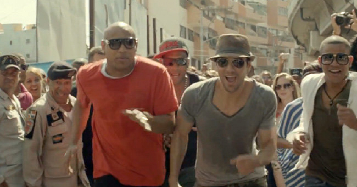 Enrique Iglesias y Gente de Zona durante el videoclip de "Bailando" © Youtube