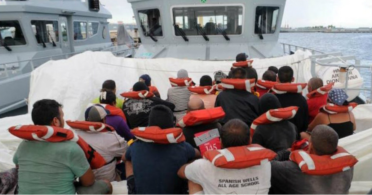 Grupo de balseros cubanos detenidos en las aguas de Bahamas © Martí Noticias