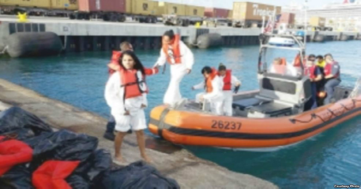 balseros cubanos detenidos en Bahamas © The Freeport News