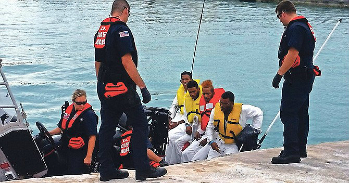 Agentes de la Guardia Costera rescatando a balseros cubanos © Tribune242