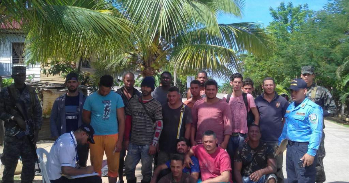 Una expedición de 18 balseros cubanos llega a Guanaja (Honduras) - CiberCuba