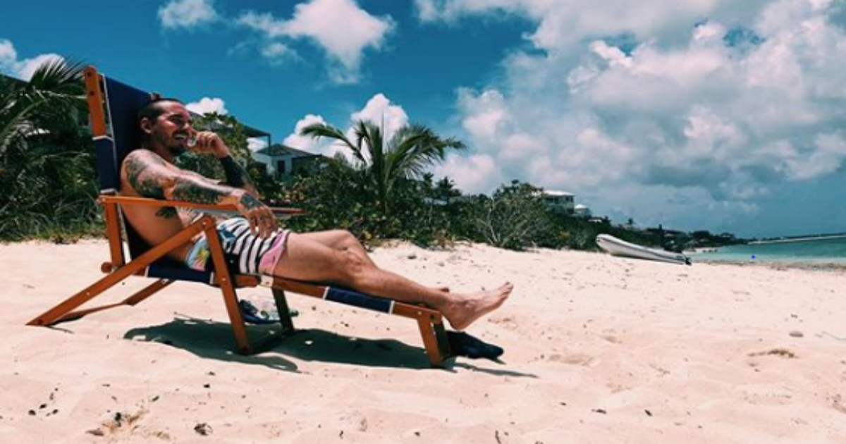 J Balvin descansa en la playa muy sonriente © Instagram / J Balvin