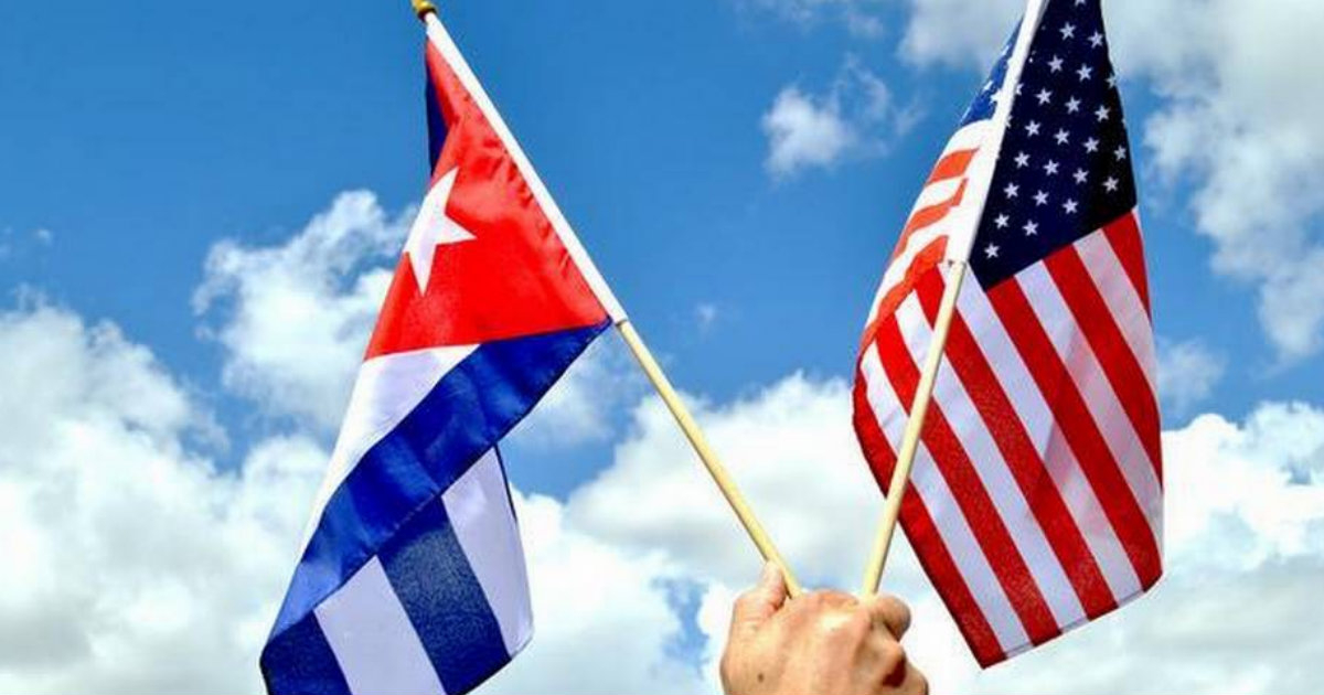 Bandera de Cuba y Estados Unidos © Cubahora