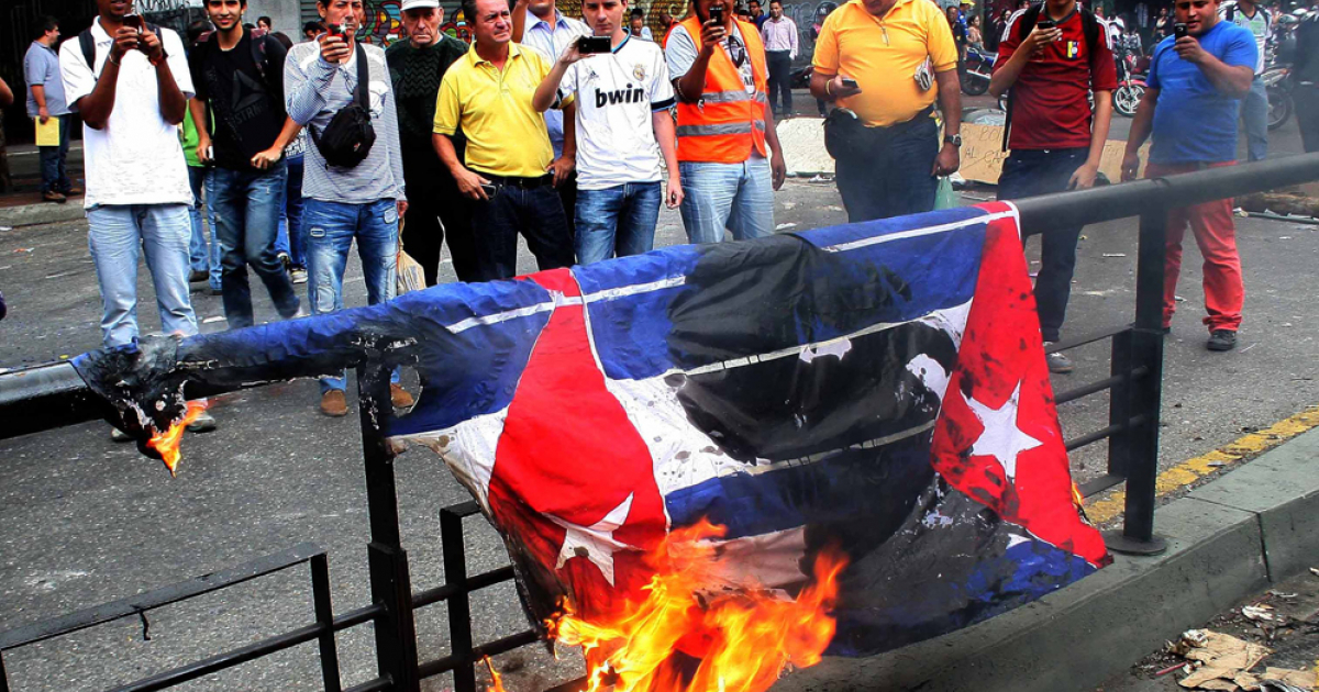 Venezolanos queman bandera cubana © Noticias24
