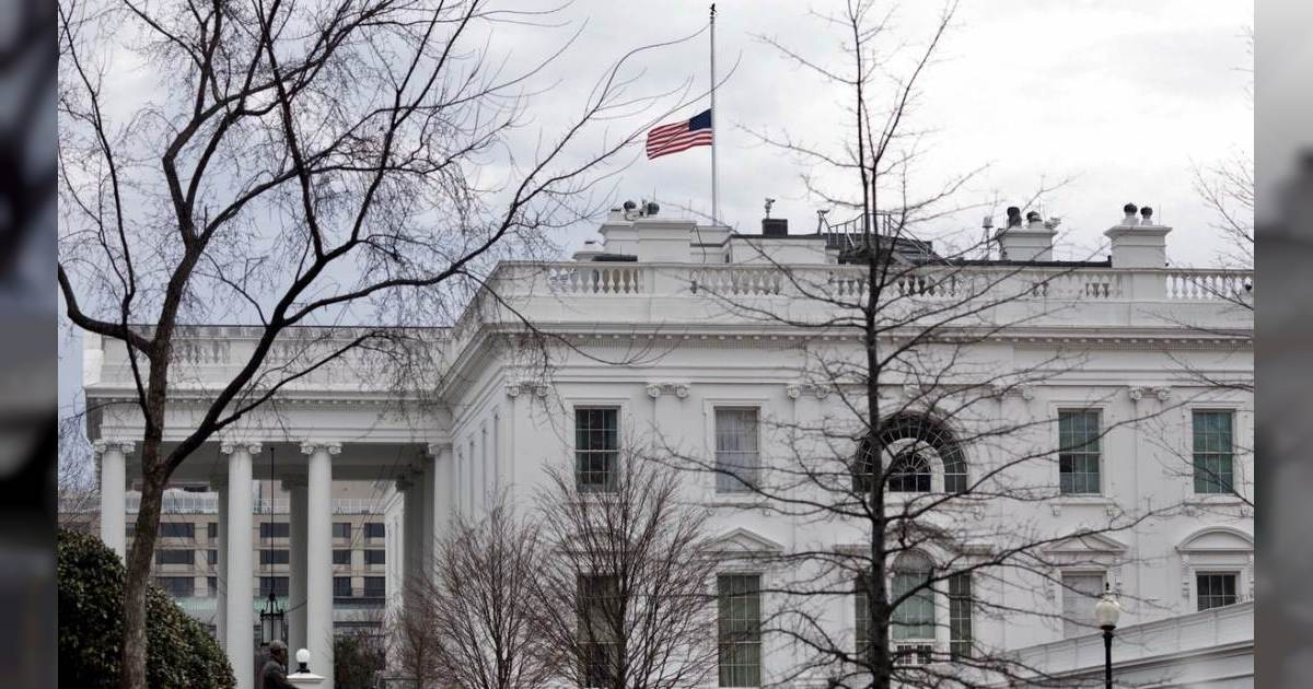 Bandera a media asta en la Casa Blanca. © Doandl Trump / Twitter