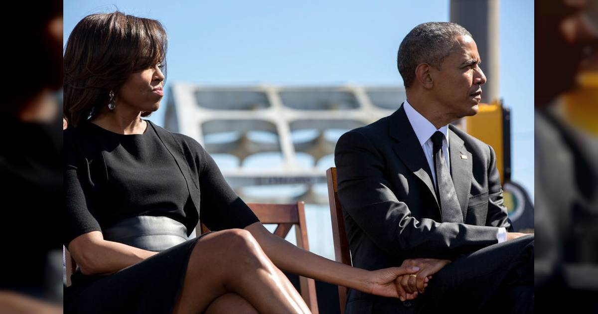 Barack y Michelle Obama cogiéndose la mano en un acto público © Wikimedia Commons