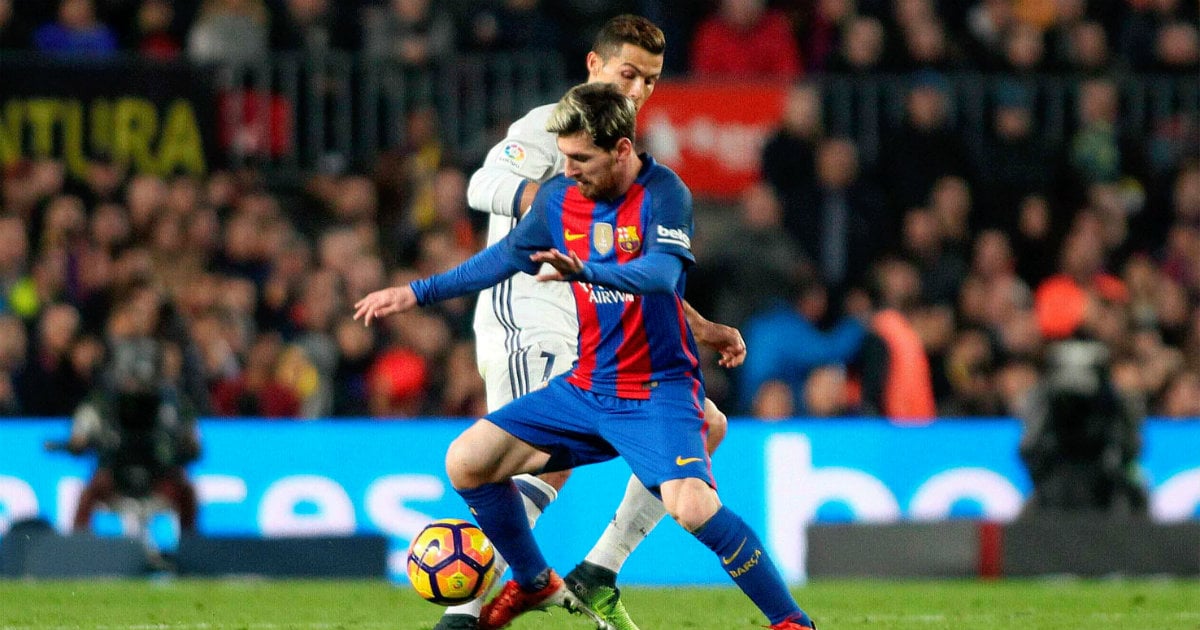 Messi y Cristiano Ronaldo pugnando un balón en un Clásico © Sport