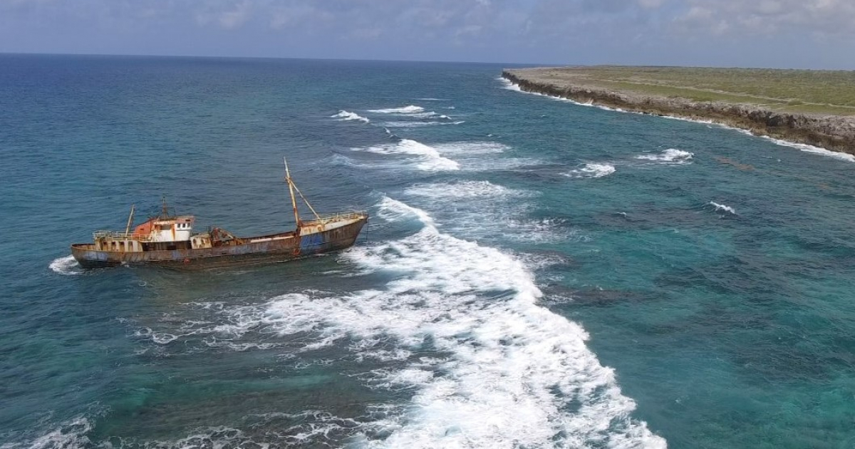 Barco que permanece encallado en la Península de Guanahacabibes © Facebook/Naturaleza Secreta