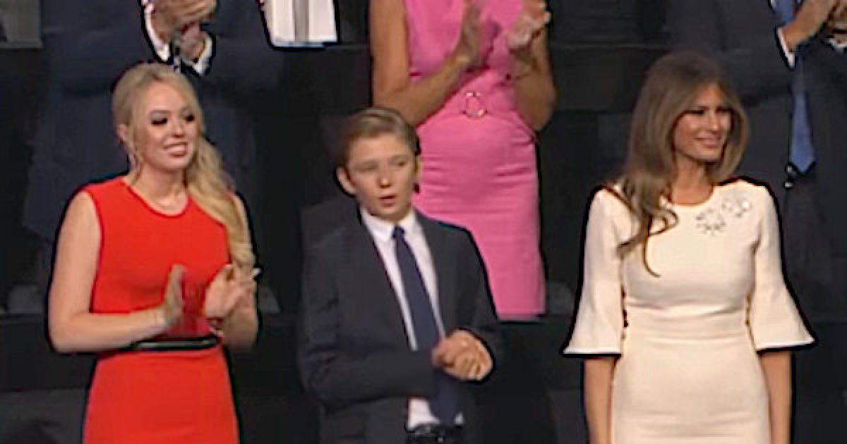 Barron acompañado de Tiffany (izda) y Melania Trump (drcha) © Wikipedia